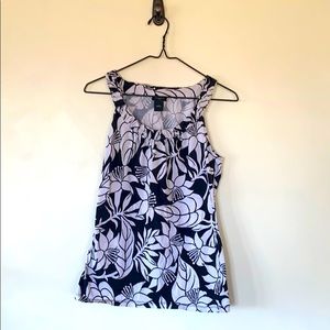 🌻Ann Taylor Top S Black & White floral. Style!